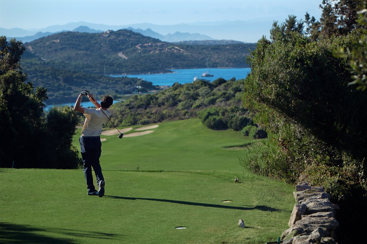 Golf Golfreisen Italien Sardinien Golf Club Pevero Abschlag Blick Meer
