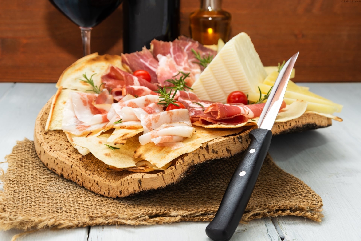 Sardinien Natur Genuss bunt Schönheit Landschaft Antipasti typisch Korkteller Salami Schinken Käse Messer