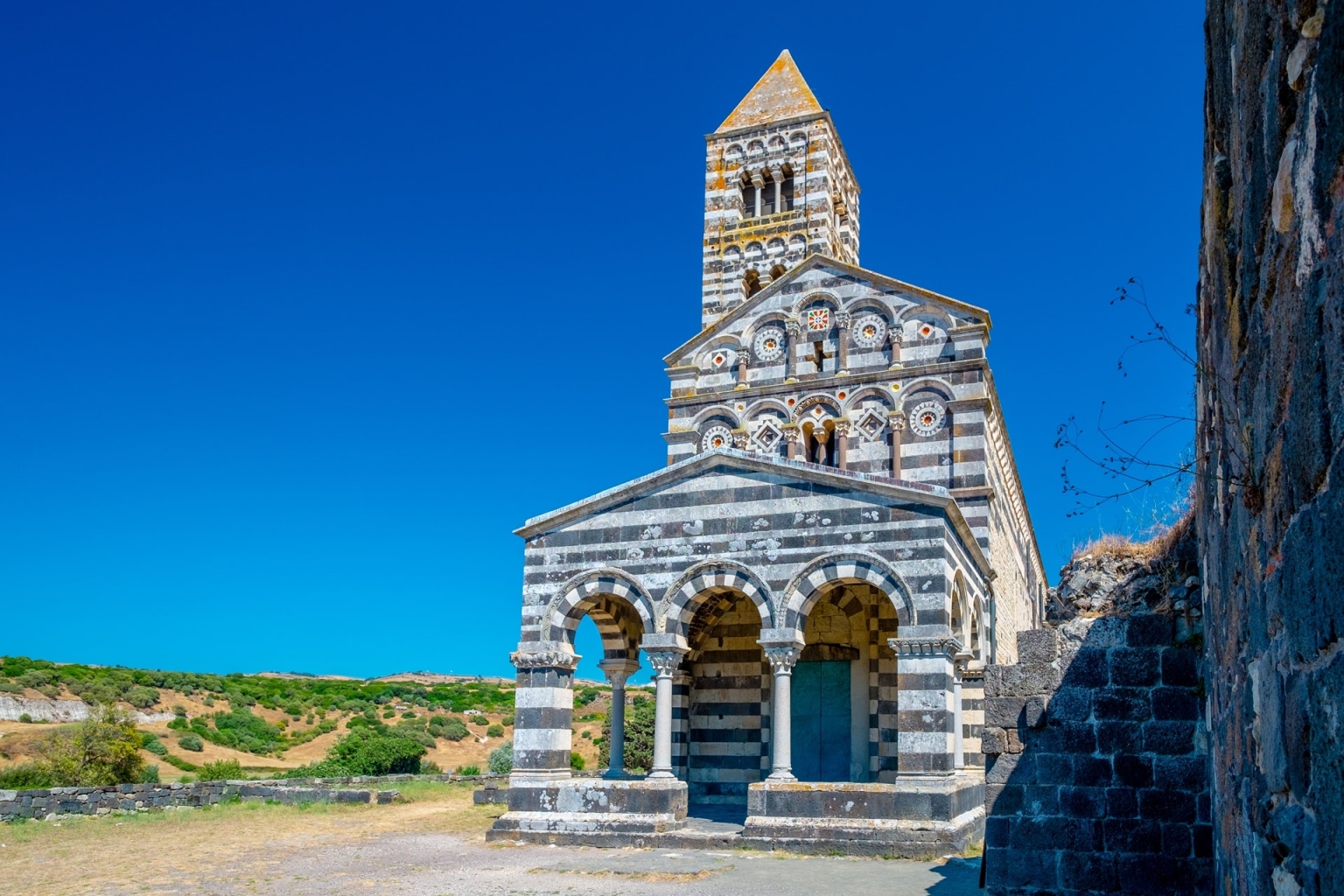 Sardinien Natur Genuss bunt Schönheit Landschaft Kirche Santissimi Trinita schwarz weiss