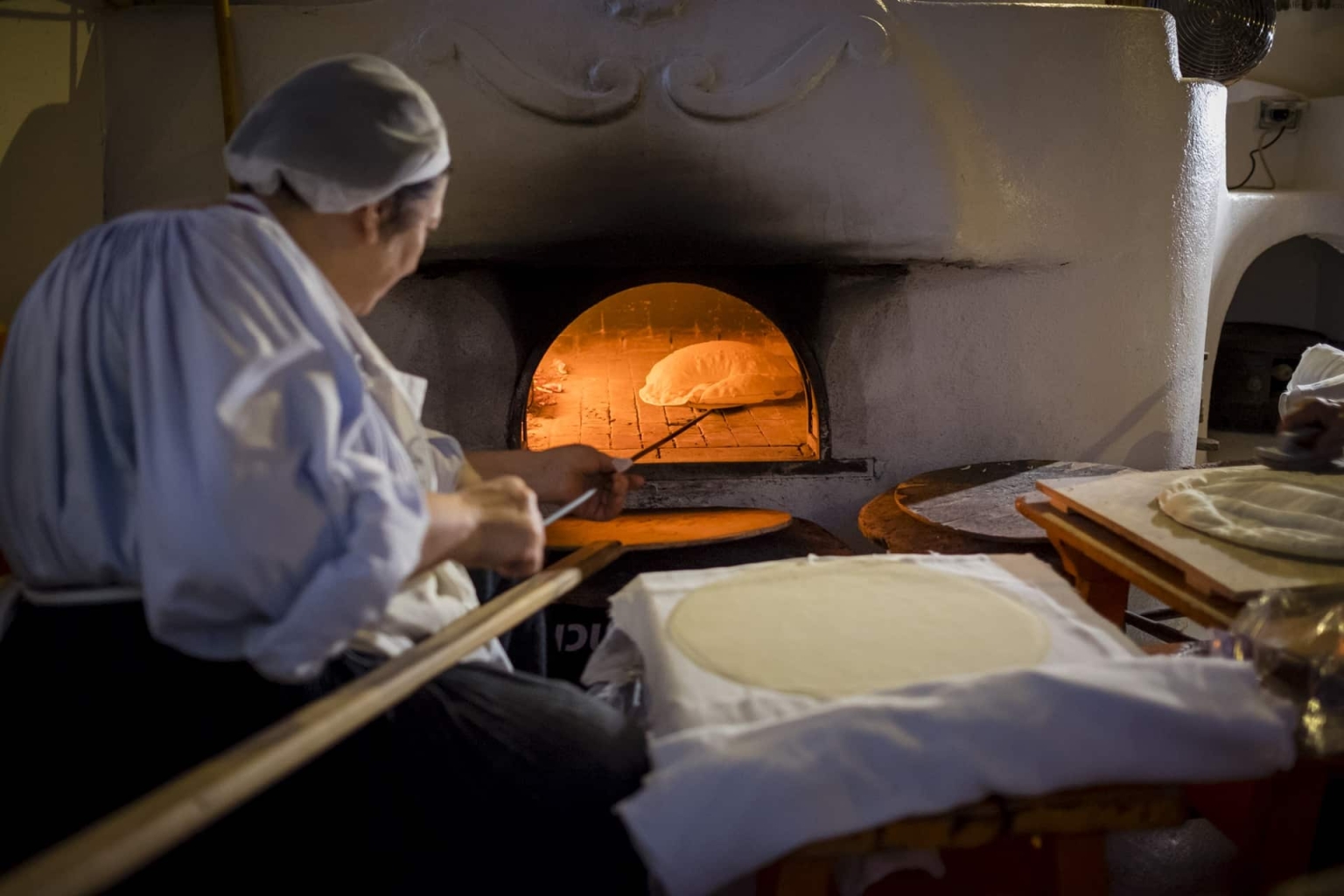 Sardinien Italien Genuss Brot Pane Carasau backen Ofen