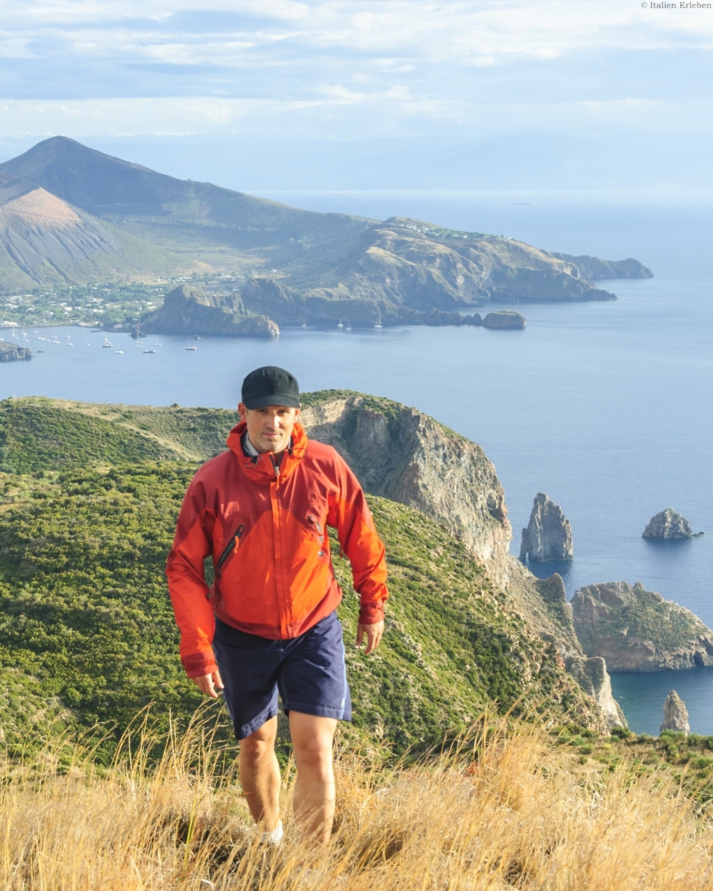 Sizilien Äolische Inseln wandern rote Jacke Meer Küste Berg