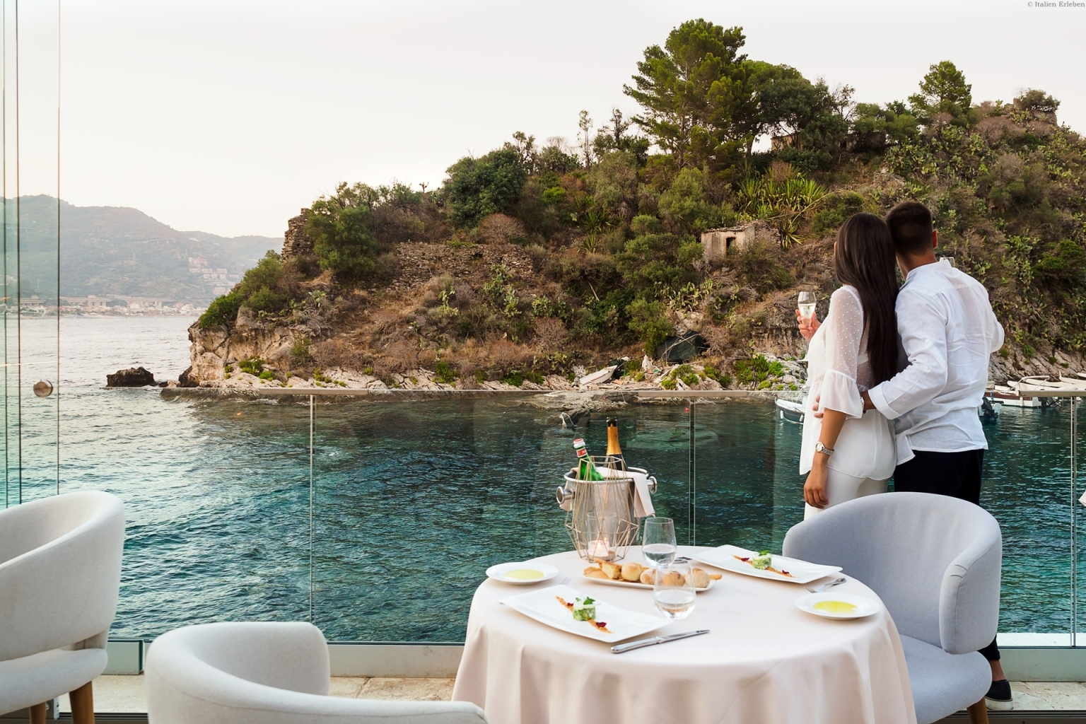 Italien Sizilien Restaurant Tisch Terrasse Meer Paar romantisch Meerblick Bucht