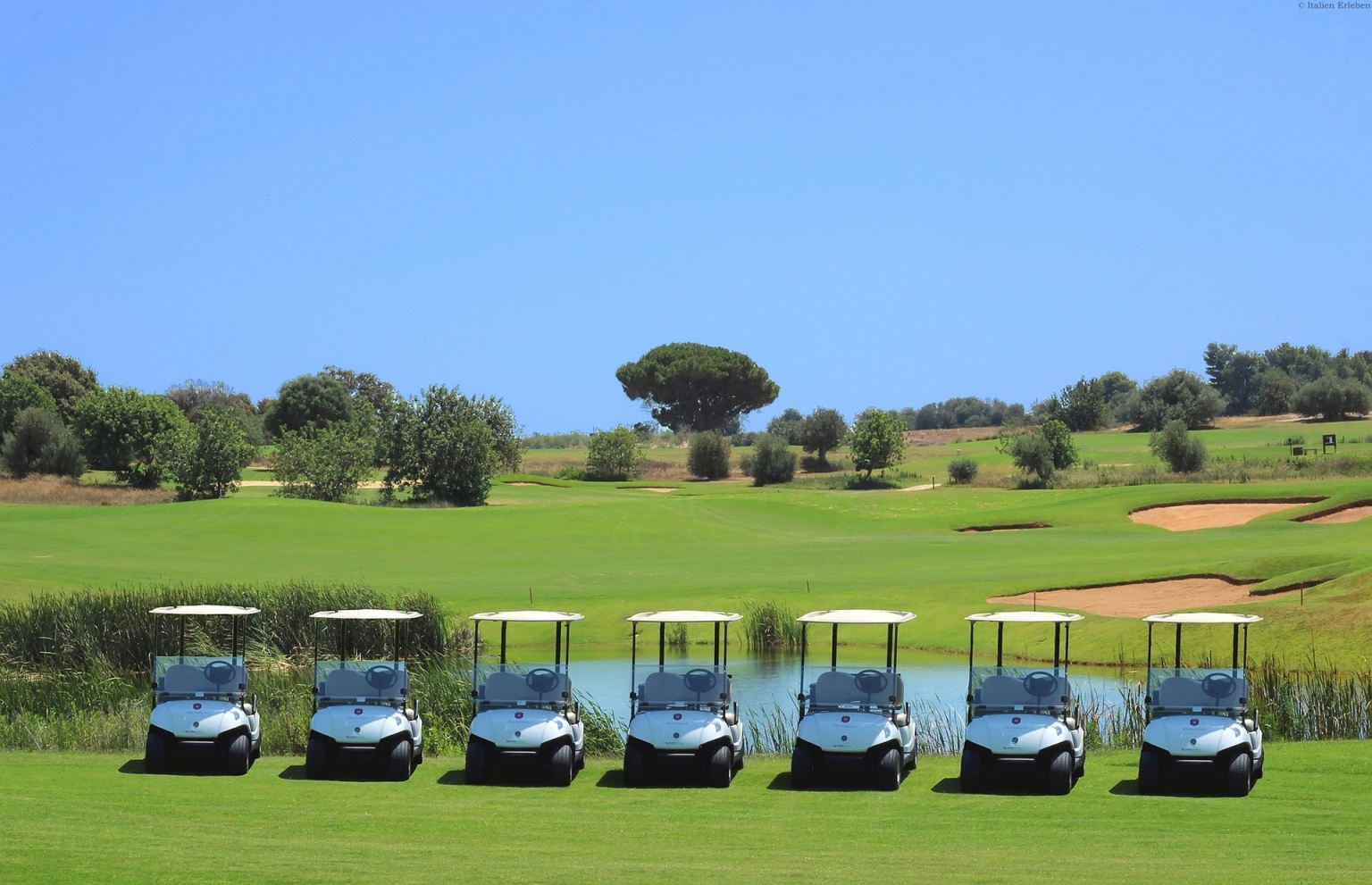 Golf Golfreisen Italien Sizilien Golf Resorto Donnafugata Golfcarts aufgereiht