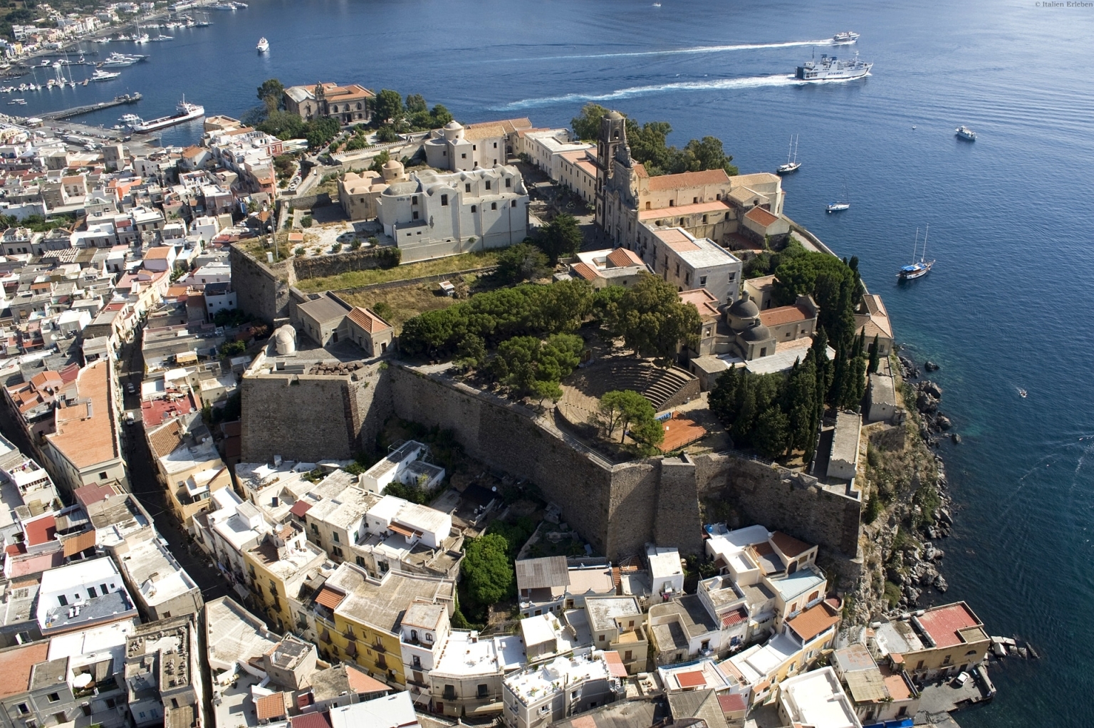 Sizilien Äolische Inseln Lipari Luftbild Festung