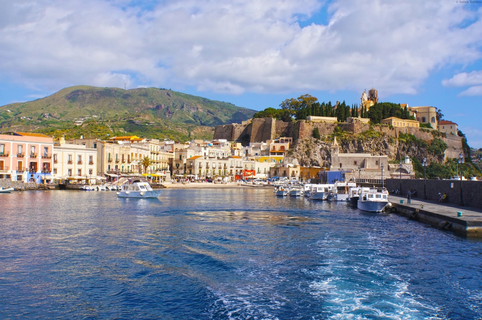 Sizilien Äolische Inseln Lipari Marina Hafen Boote