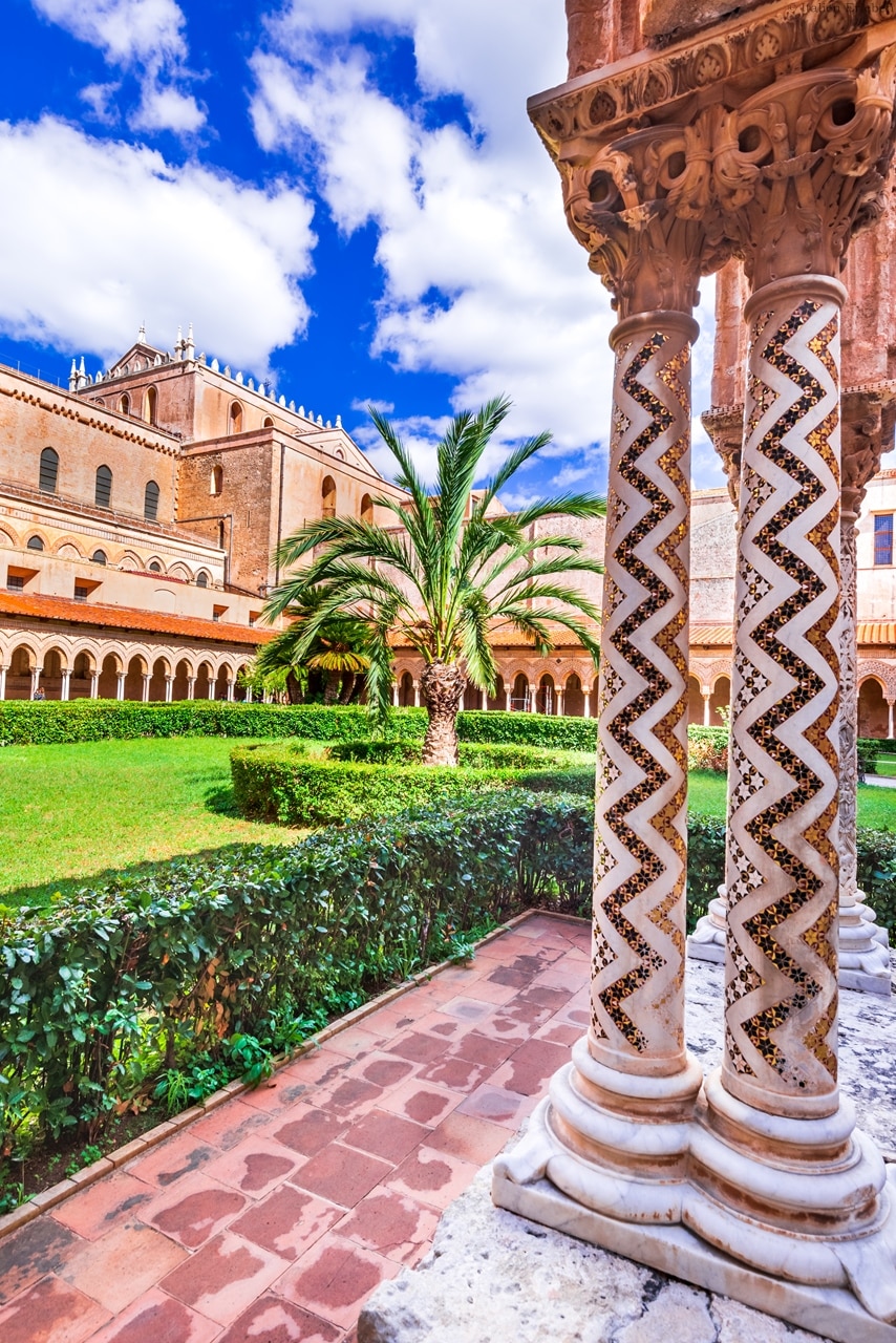 Italien Sizilien Monreale Säulengang Atrium Innenhof Mosaik
