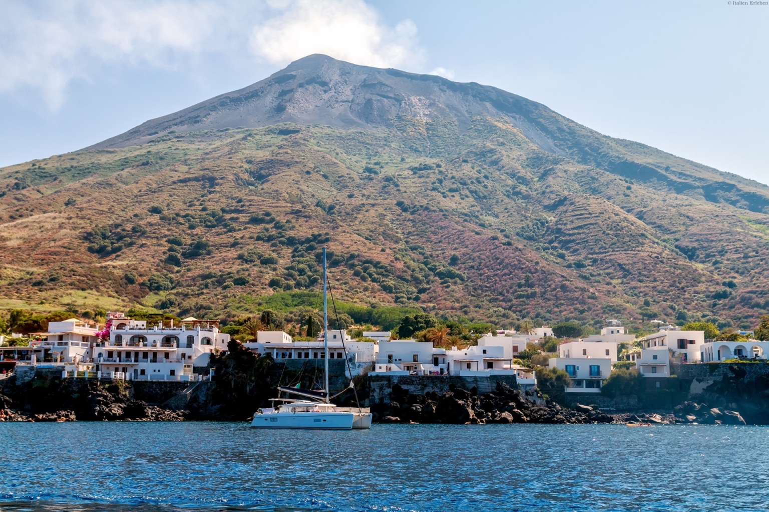 Sizilien Äolische Inseln Stromboli Meer Boot Häuser