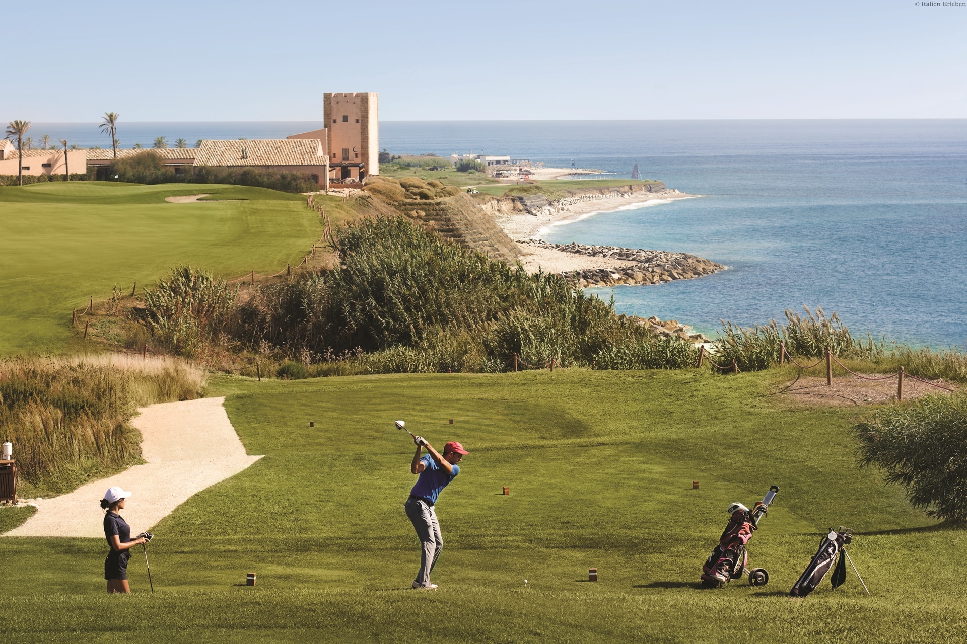 Golf Golfreisen Italien Sizilien Roccoforte Verdura Golf Resort Abschlag neben Meer
