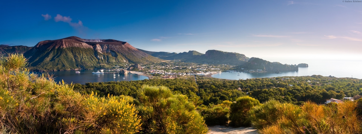 Sizilien Äolische Inseln Vulcano grün Blüten gelb Panorama weit