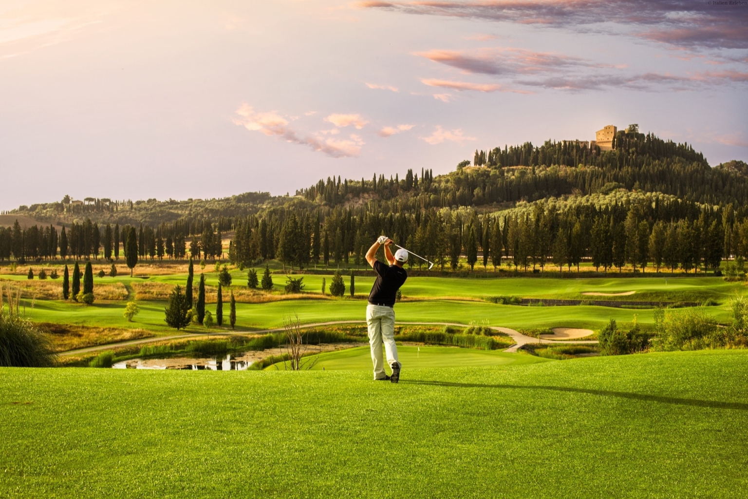 Golf Golfreisen Italien Toskana Golf Resort Castelfalfi grün Mann Abschlag Hügel Burg