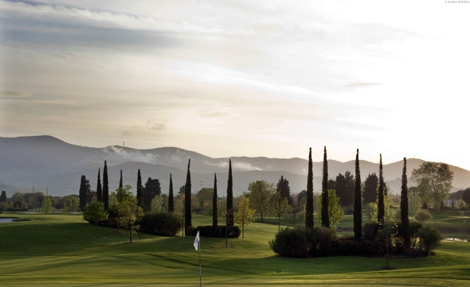 Golf Golfreisen Italien Golf Club Le Pavoniere Golfplatz Nebel Stimmung