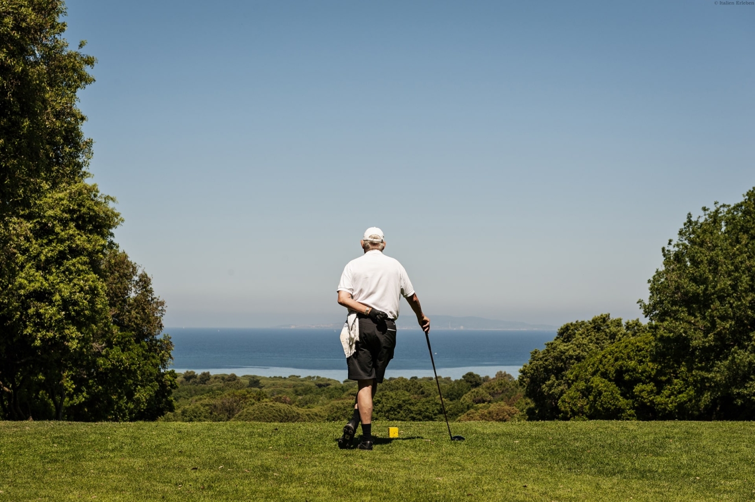 Golf Golfreisen Italien Toskana Golf Club Punta Ala Mann Blick Meer