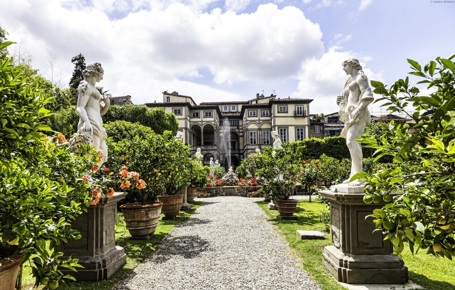 Toskana Lucca Palazzo Pfanner Garten Statuen Kamelie Blüte
