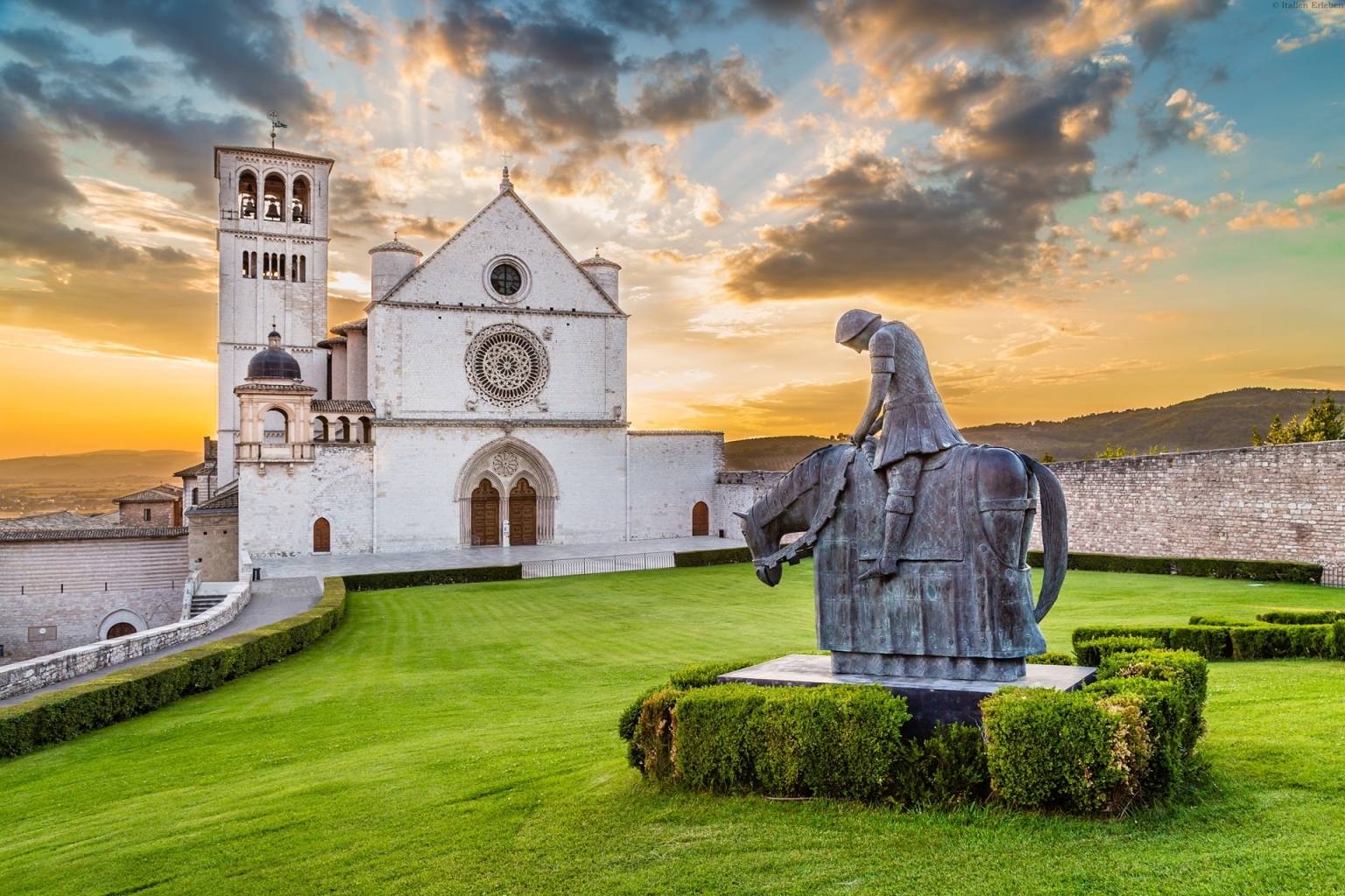 Umbrien grünes Herz Italiens Kultur Assisi Kirche Franziskus Wiese