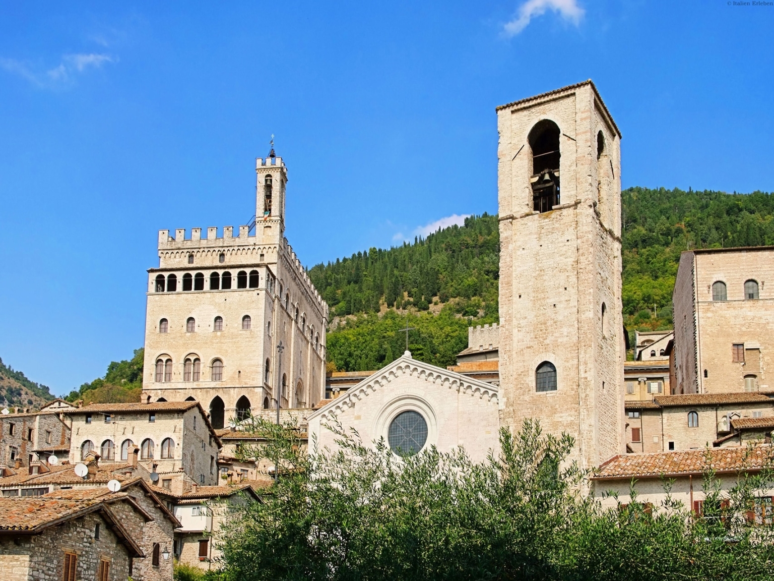 Umbrien grünes Herz Italiens Kultur Gubbio Kirche Turm Stadt Bild