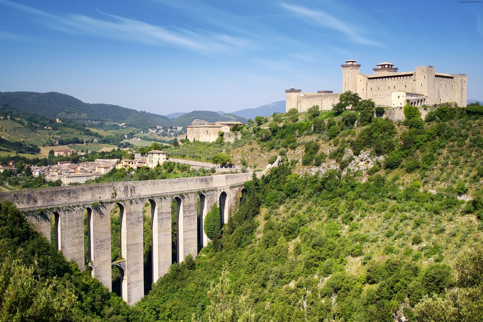 Umbrien grünes Herz Italiens Kultur Spoleto Landschaft Brücke