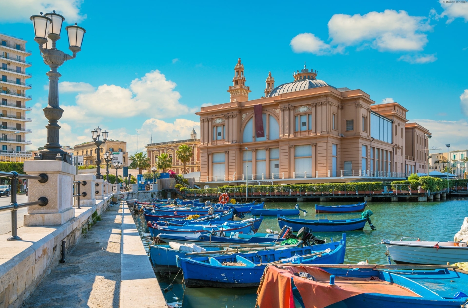 Apulien Kultur steinerne Monumente Bari Hauptstadt Hafen Boote blau