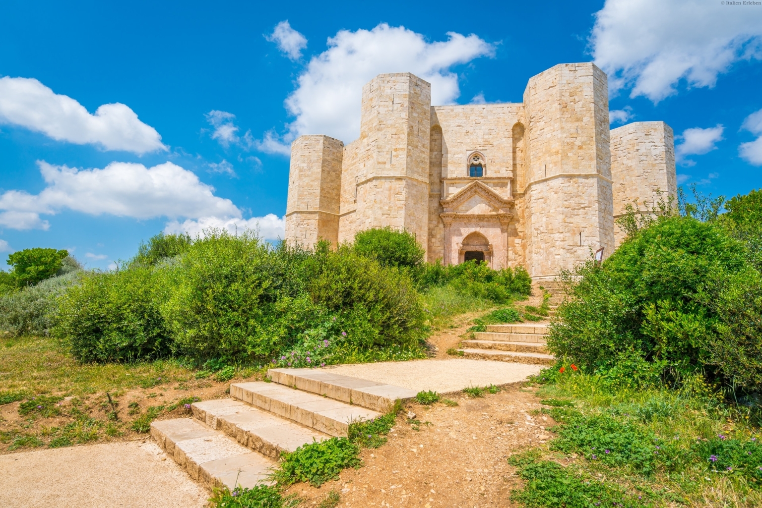 Apulien Kultur steinerne Monumente Castel del Monte Friedrich II achteckig Nahaufnahme grün Unesco