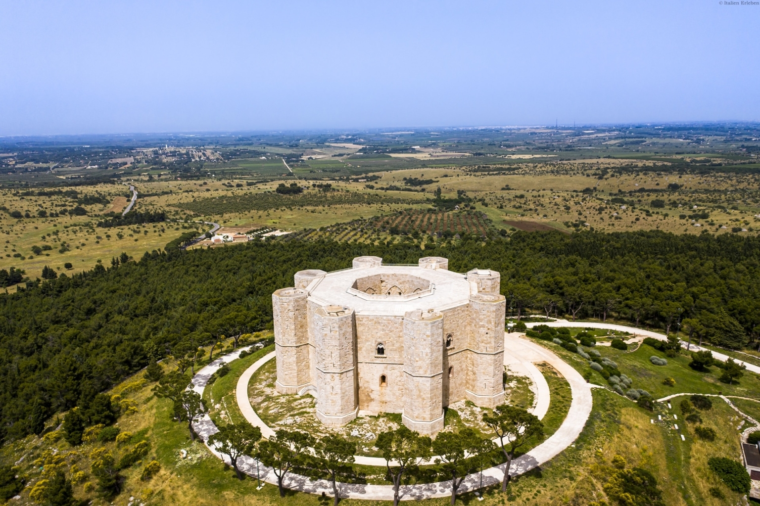 Apulien Kultur steinerne Monumente Castel del Monte Friedrich II achteckig Luftaufnahme Unesco