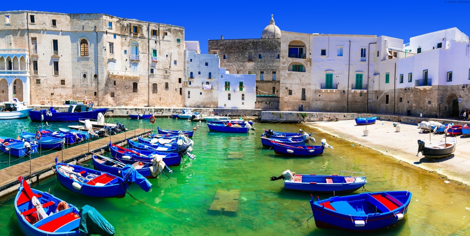 Apulien Kultur steinerne Monumente Monopoli Meer Hafen Boote blau