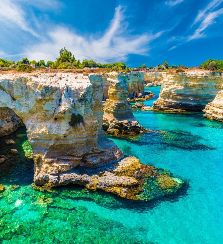 Apulien Kultur steinerne Monumente Salento Küste Meer Felsformation klares türkises Wasser