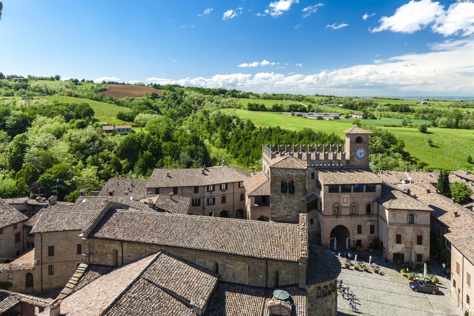 Emilia Romagna Kultur Genuss Castell Arquato Festung Panorama Lage Blick grün