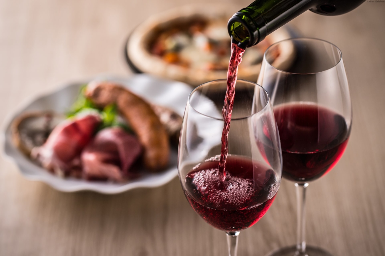 Italien Genuss Rotwein Wein Verkostung Kulinarik zwei Gläser Flasche