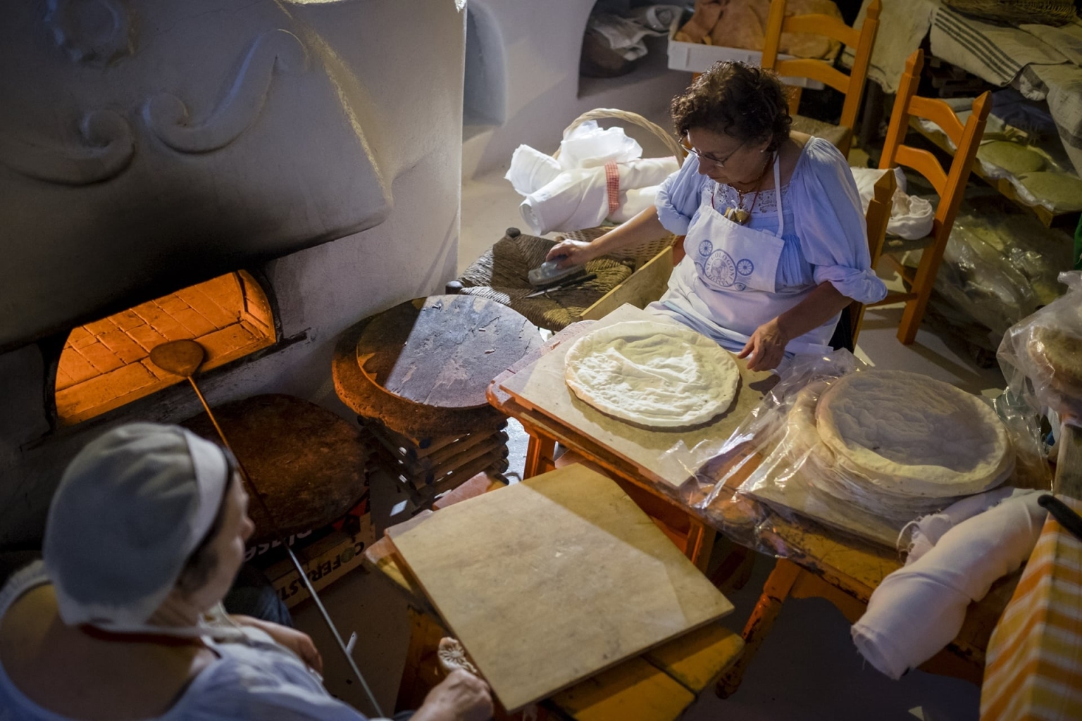 Italien Sardinien Su Gologone Frauen Brot machen Pane Carasau
